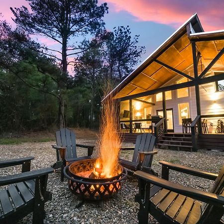 New Farmhouse-Chic Cabin With Hot Tub & Firepit Broken Bow Eksteriør billede