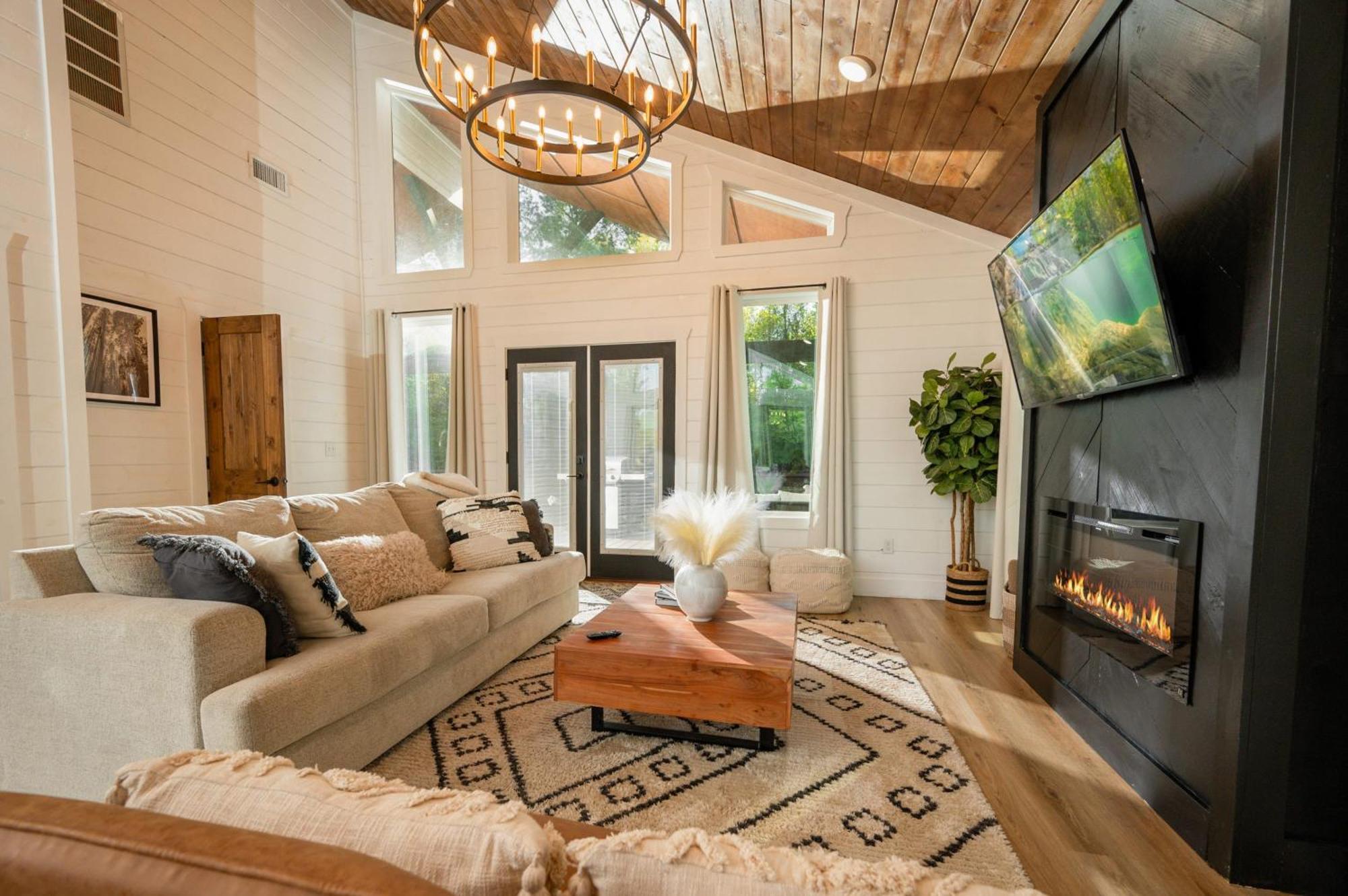 New Farmhouse-Chic Cabin With Hot Tub & Firepit Broken Bow Eksteriør billede