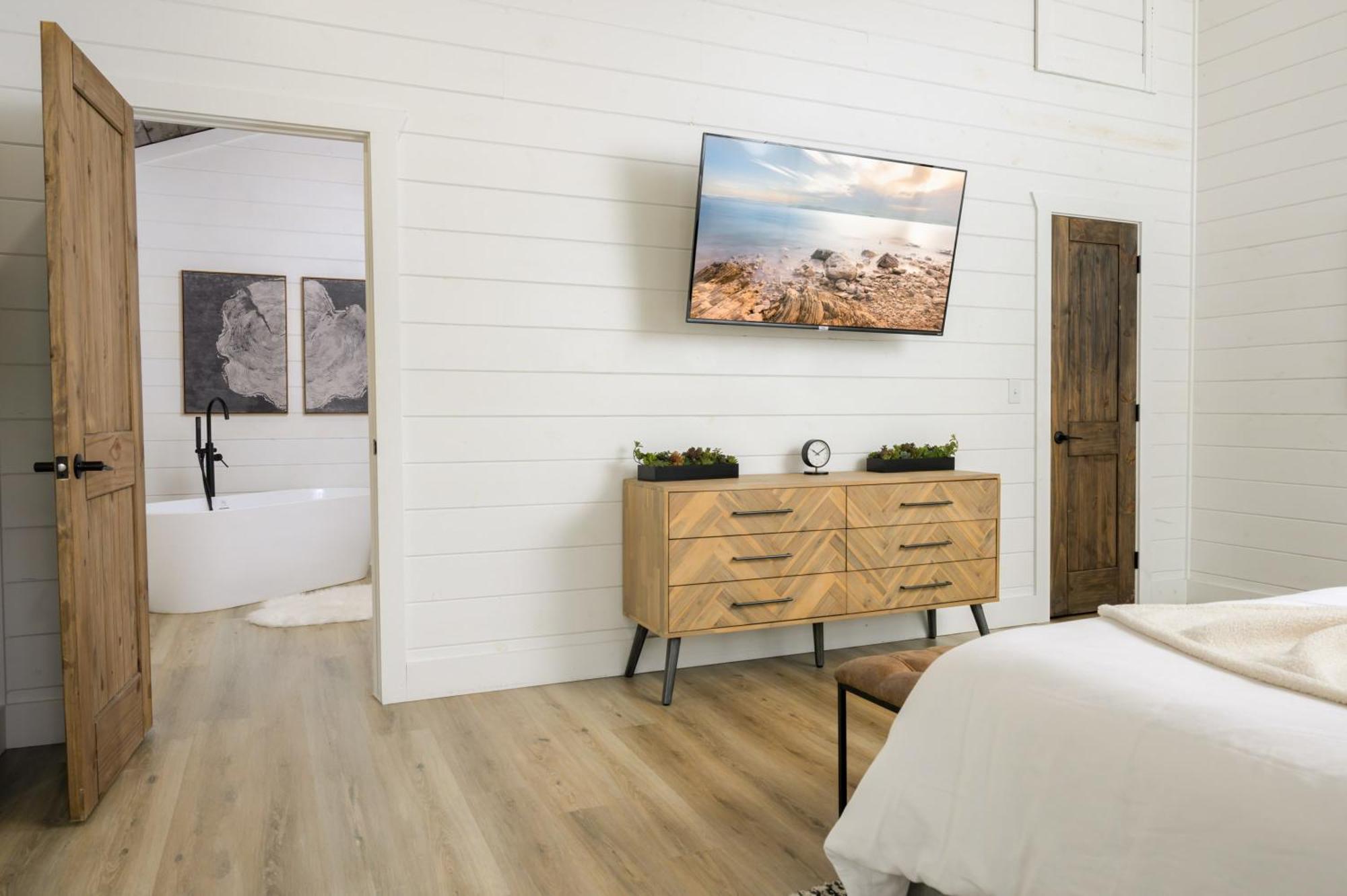 New Farmhouse-Chic Cabin With Hot Tub & Firepit Broken Bow Eksteriør billede