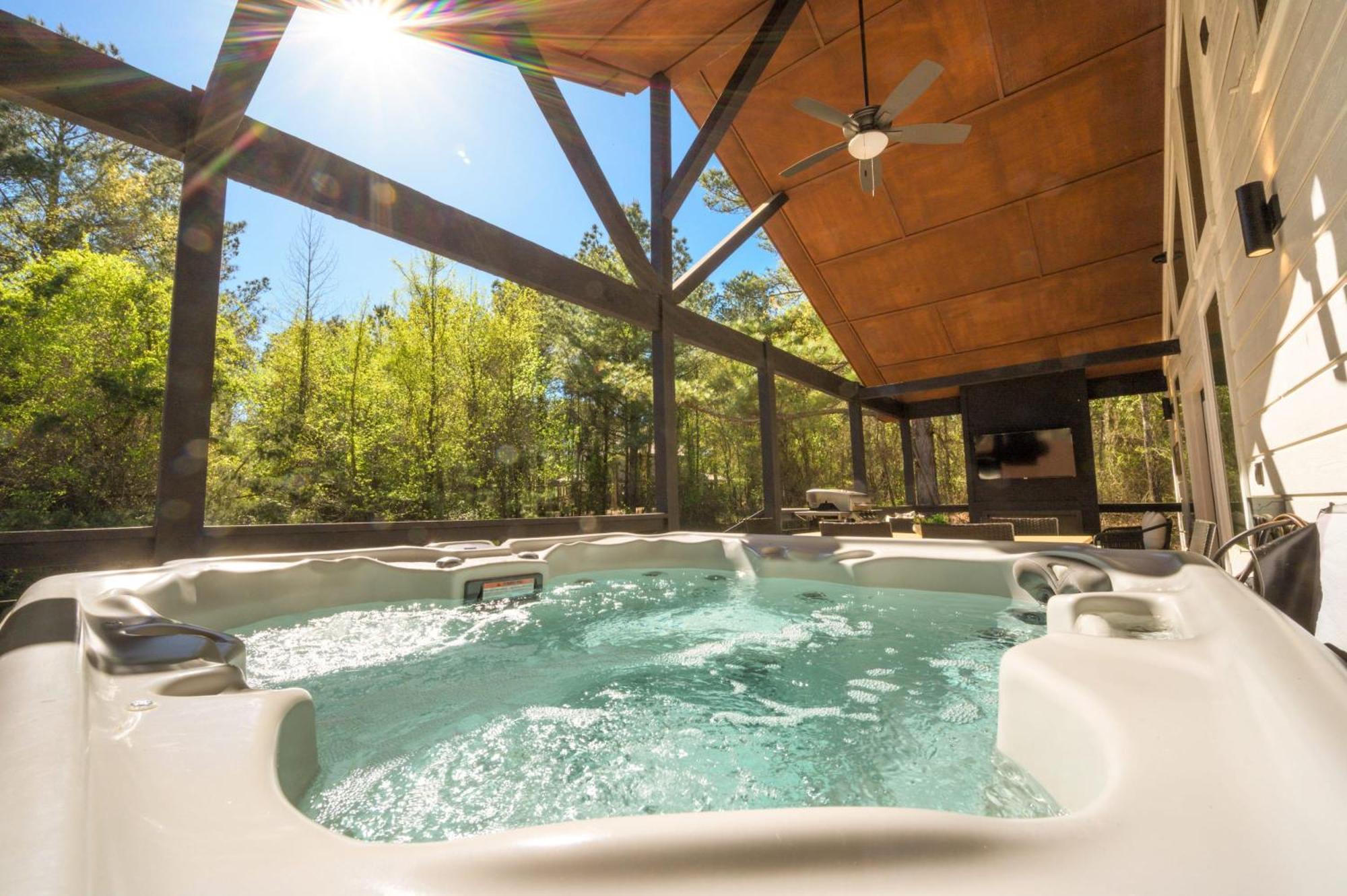 New Farmhouse-Chic Cabin With Hot Tub & Firepit Broken Bow Eksteriør billede