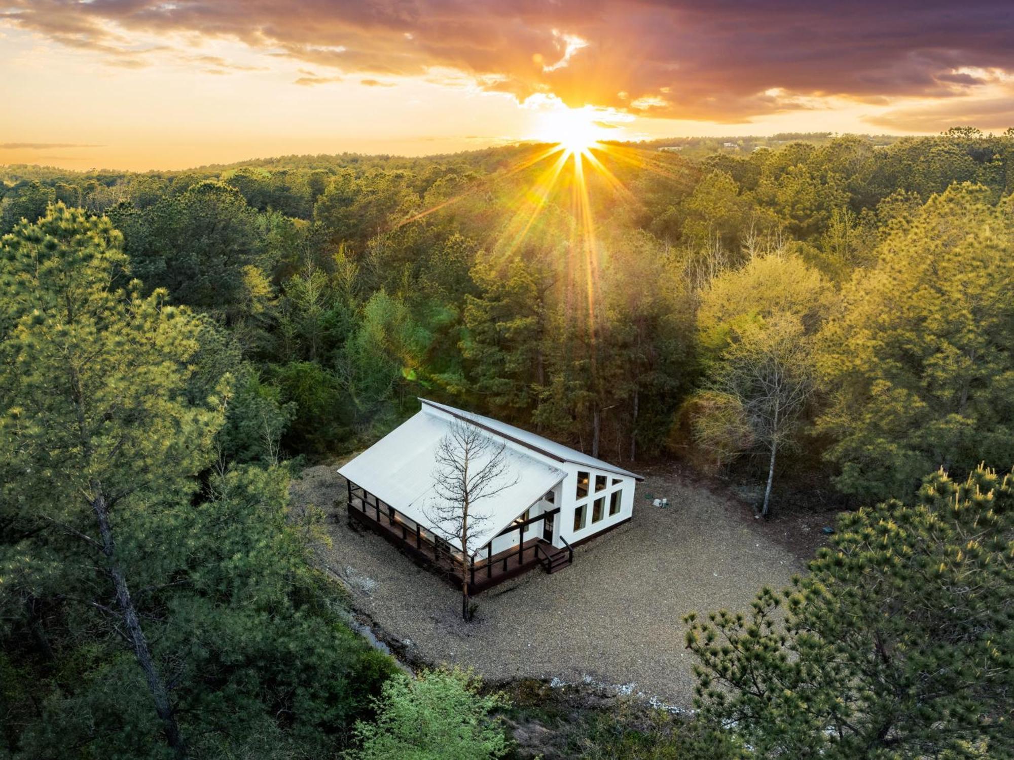 New Farmhouse-Chic Cabin With Hot Tub & Firepit Broken Bow Eksteriør billede