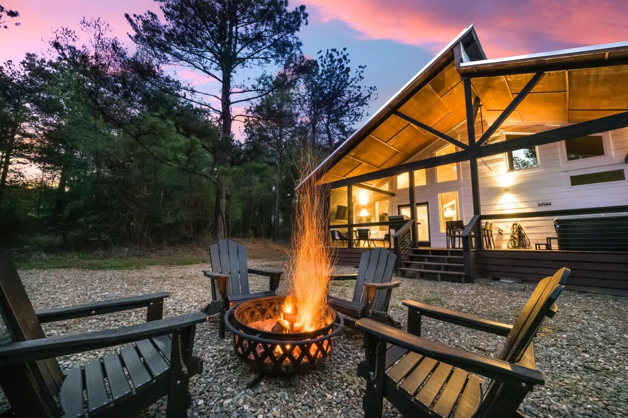 New Farmhouse-Chic Cabin With Hot Tub & Firepit Broken Bow Eksteriør billede