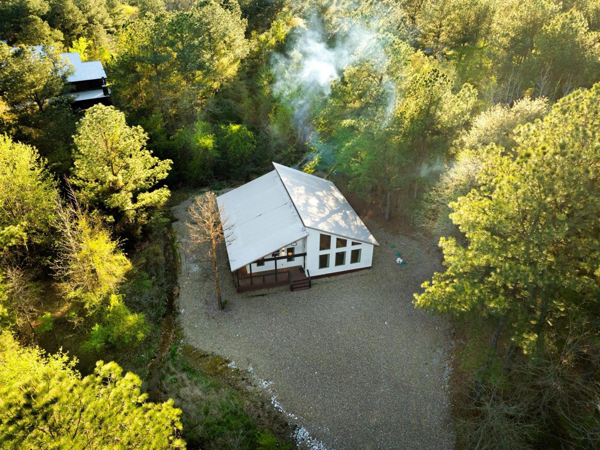 New Farmhouse-Chic Cabin With Hot Tub & Firepit Broken Bow Eksteriør billede